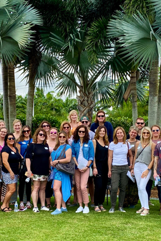 Very large group of participants in Miami posing in a group shot